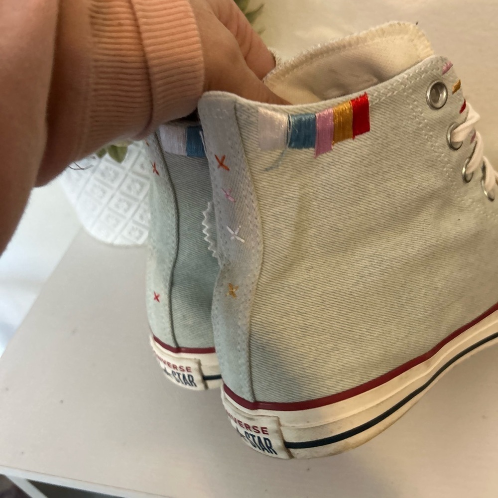 Converse High-Top Sneakers in Light Gray with Rainbow Accents - Picture 3 of 10